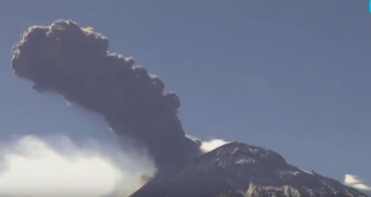 Alertă în Alaska. Un vulcan trimite în atmosferă o coloană de cenuşă de 11 kilometri