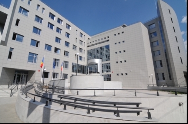 Alertă pe o stradă din centrul Iaşiului unde a fost semnalată prezenţa unui colet suspect