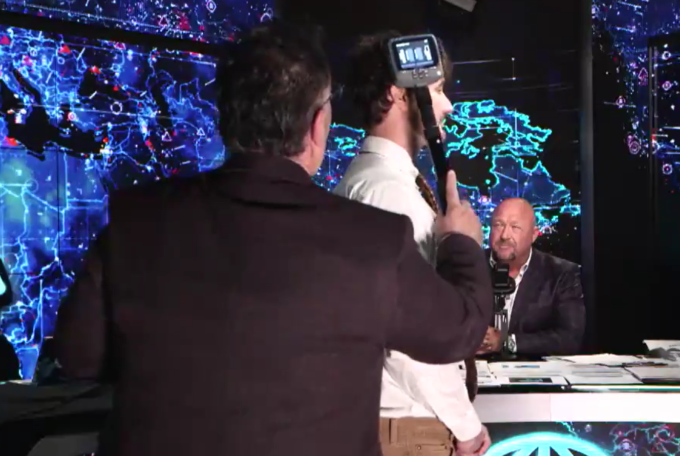 Alex Jones (Infowars): Populația globală a fost deja implantată în secret cu nanotehnologie autoreplicativă - VIDEO