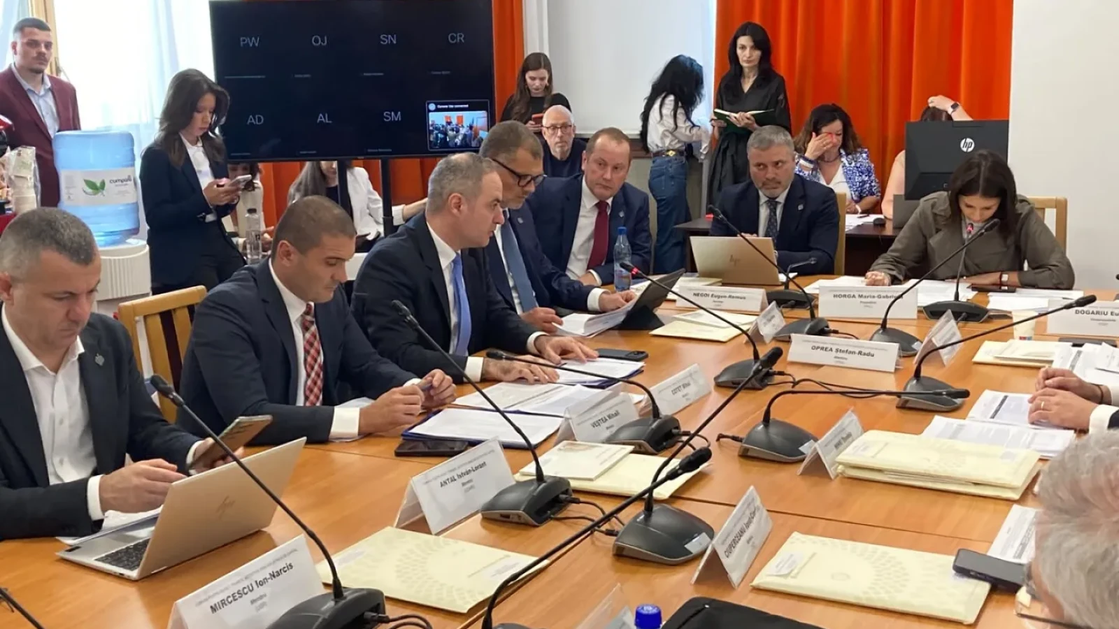 Alexandru Nazare: "E risc de penurie de carburanți". Stare de criză acceptată în Senat. Partidele au negociat să instituie o "acciză dinamică"
