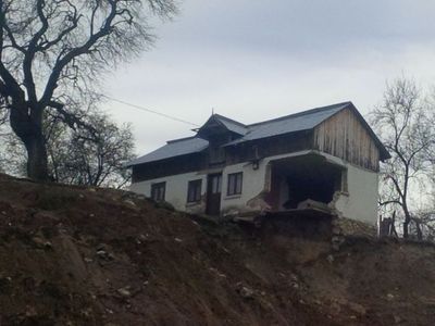 Alunecări de teren în judeţul Gorj: 14 persoane au fost evacuate