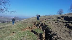 Alunecarea de teren din satul galatean Izvoarele a avansat cu 25 de centimetri in ultimele ore