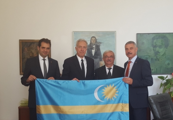 Ambasadorul american la Bucuresti s-a pozat cu Steagul Secuiesc
