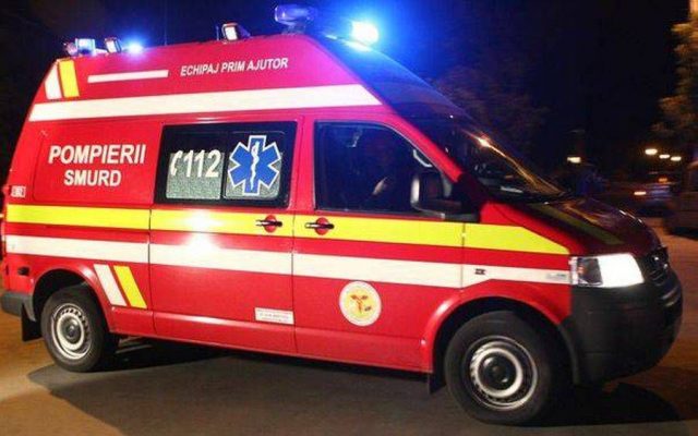 Ambulanță aflată în misiune, lovită de o mașină condusă de un șofer beat și fără permis