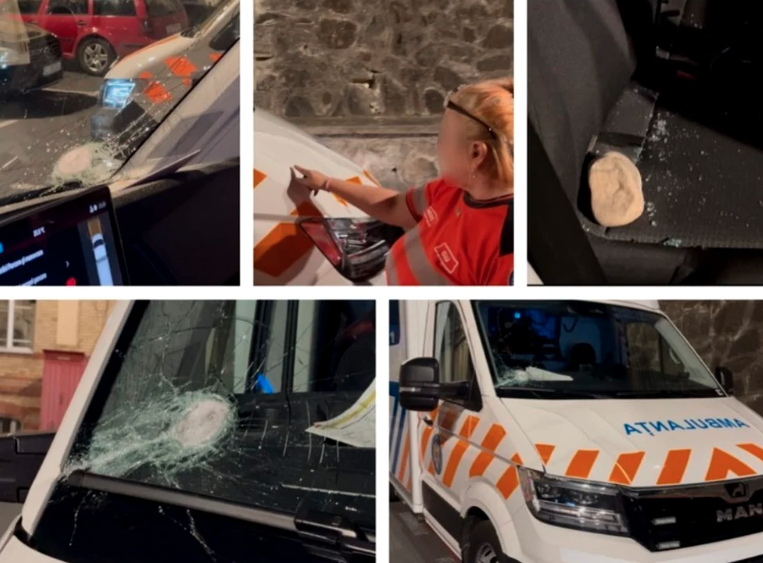 Ambulanță atacată cu topoare, bâte și pietre în Cluj, după un zvon fals de pe TikTok că este „ambulanța neagră, care fură copii". Șoferul a fost operat de urgență
