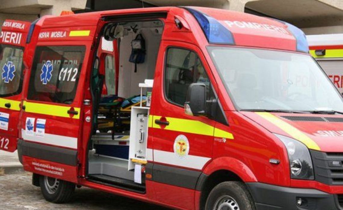 Ambulanță care transporta un pacient în stare gravă, implicată într-un accident