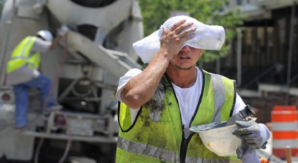 Amenzi de peste 26.000 lei pentru angajatorii care nu au protejat lucrătorii în perioadele de caniculă