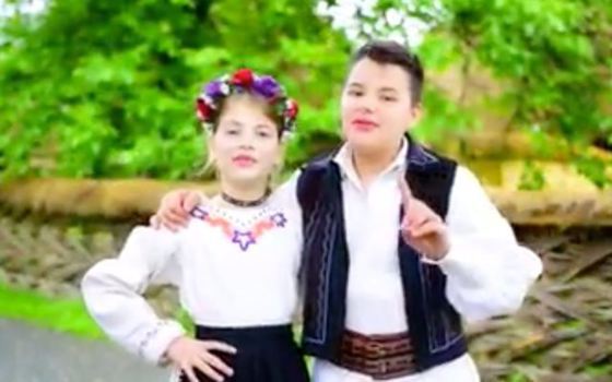 Anchetă în Maramureş în cazul celor 2 copii care cântă în noua melodie electorală pro-PSD