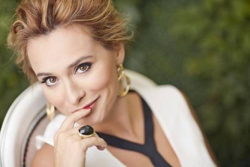 Andreea Esca își face publicație online