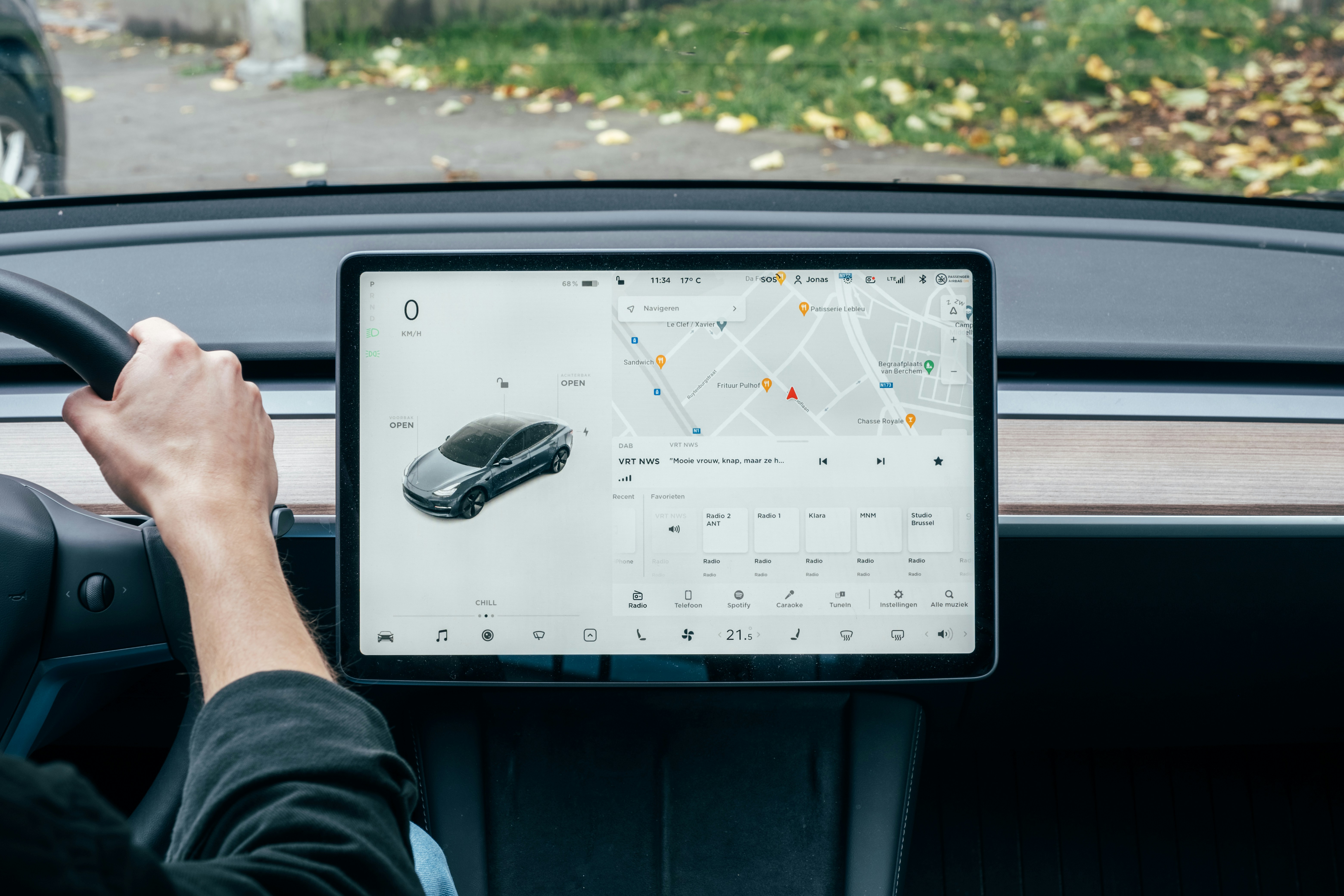 Android Auto vs. navigație dedicată: ce alegi pentru o mașină cu ceva ani
