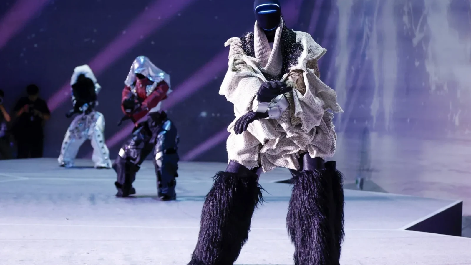 Androizii care dansează K-pop se pregătesc de un turneu mondial. S-a deschis primul parc tematic din lume

