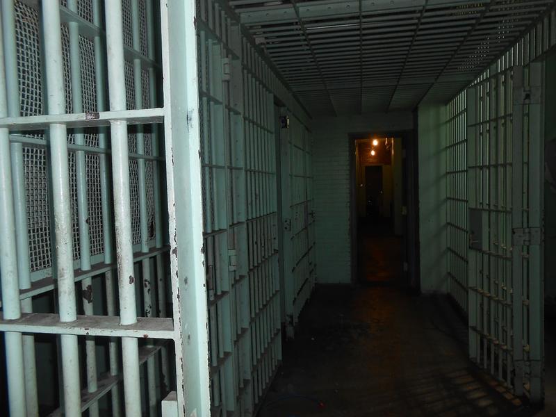 Angajat al Penitenciarului Rahova reținut când primea 12.000 de euro ca să bage droguri și telefoane în închisoare