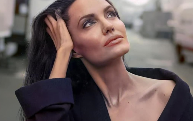 Angelina Jolie se reîntoarce în apartamentul fostului soţ nu singură, ci alături de fiul ei. E vorba de prietenie sau chiar de reluarea relaţiei?