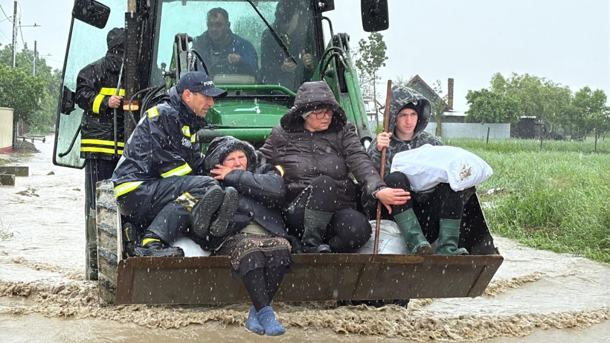 Apocalipsa Meteo - Vijeliile au făcut prăpăd în România: Zeci de case distruse, sute de oameni evacuați trenuri blocate