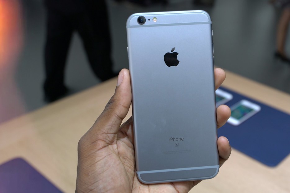 Apple, investigată în SUA după ce a încetinit intenţionat funcţiile unor modele iPhone