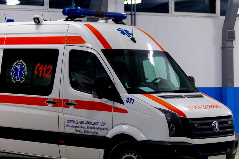 Aproape de comă alcoolică: O fată de 12 ani din Galați, dusă la spital după ce a căzut pe stradă