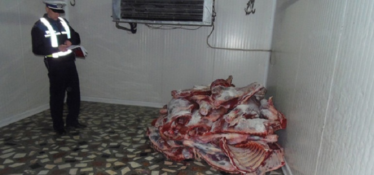 Aproape o tonă de carne şi sute de kilograme de peşte, confiscate din pieţele din Capitală