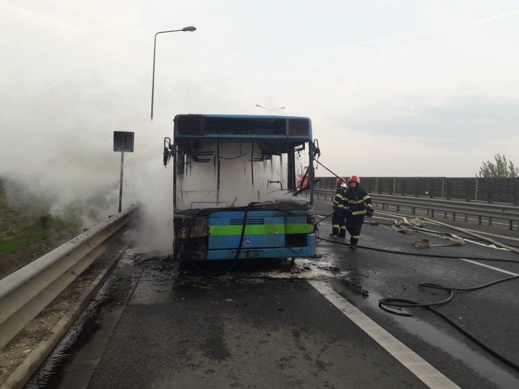 Arad: Un autobuz, care a luat foc în mers, pe autostrada Arad-Timișoara, a ars complet