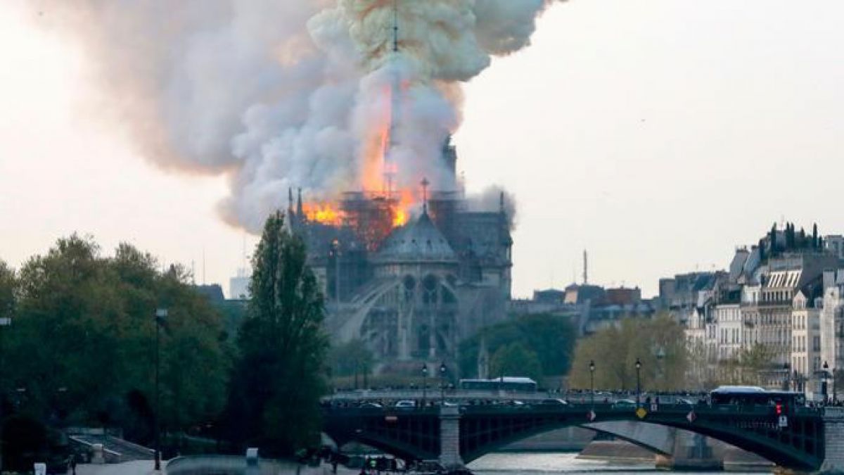 Arde Catedrala Notre-Dame de Paris. Unul dintre turnuri s-a prabusit in flacari