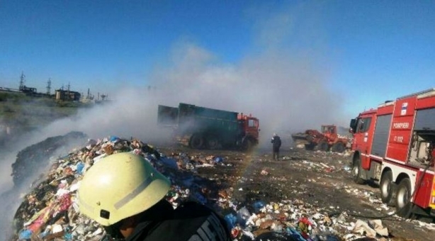 Arde groapa de gunoi din Slatina. Pompierii au intervenit cu trei mașini speciale FOTO