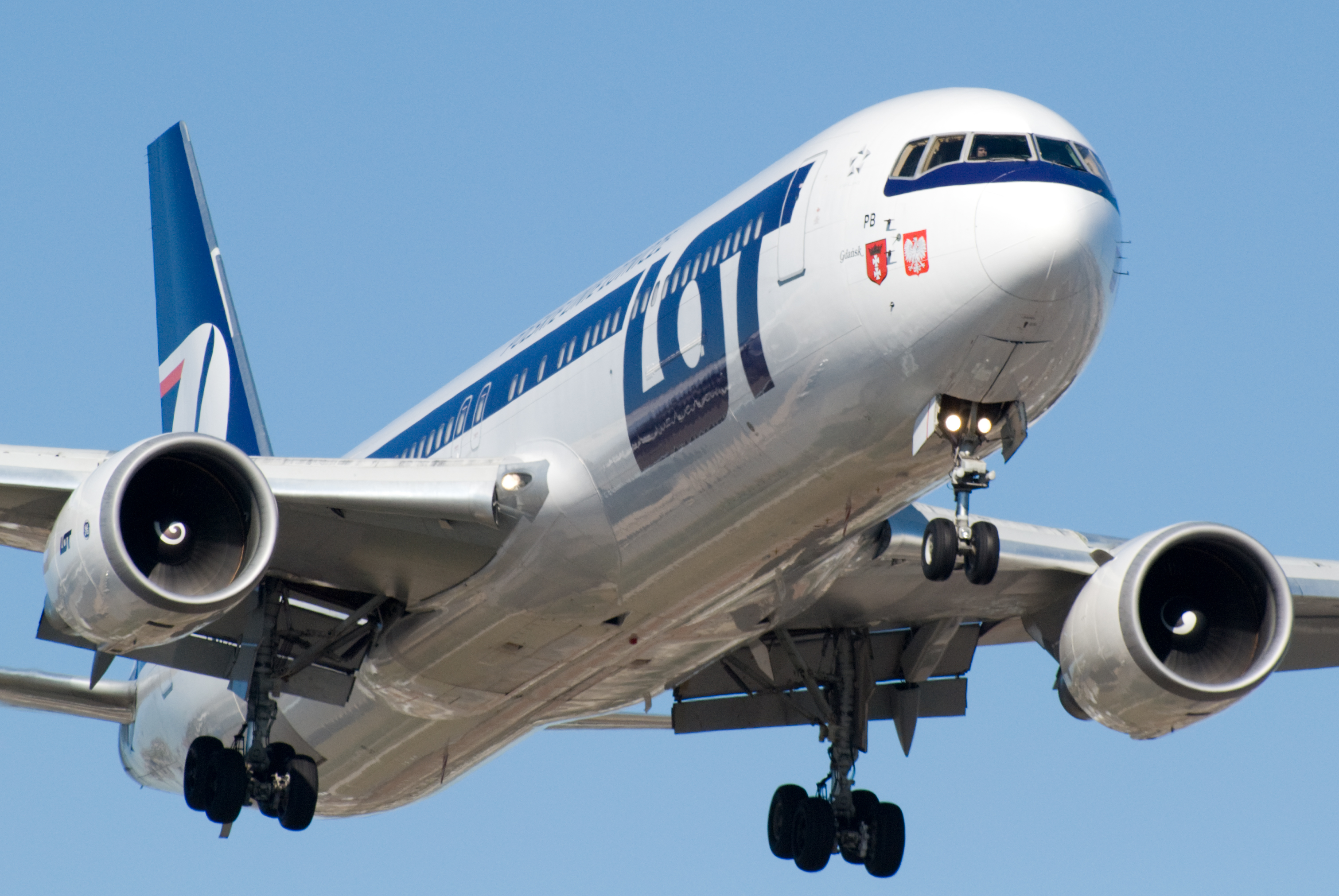 Atac cibernetic asupra unui avion în Polonia. Hackerii au ținut la sol 1.400 de pasageri