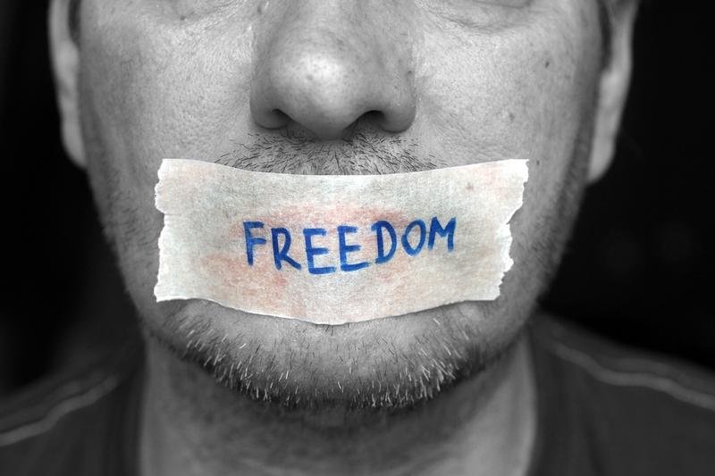 Atacul autoritatilor la libera exprimare se simte in toata Europa. Crizele sanitare si razboaiele sunt pretextele pentru controlul maselor