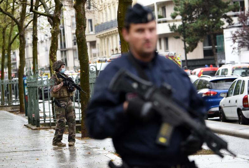 Atacul de la Paris: Suntem în război contra terorismului islamic - afirmă ministrul de interne francez