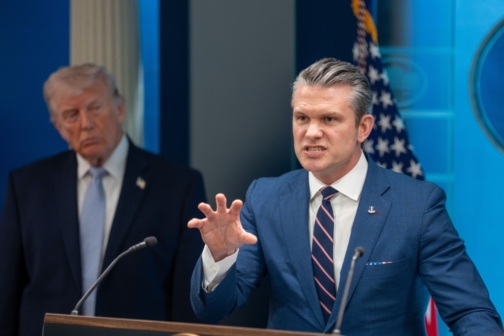 Atacurile SUA asupra Iranului ar fi fost amânate din cauza crizei de muniție. Donald Trump i-a cerut explicații lui Pete Hegseth
