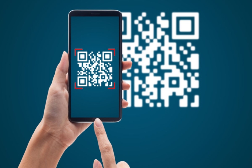 Atenție la ce cod Qr scanezi. Noua înșelătorie care te lasă fără bani după ce plătești cu telefonul