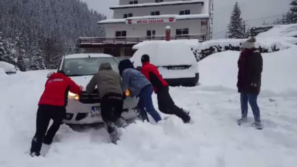 Atentie pentru soferii care se deplaseaza spre sudul tarii! Cod galben si portocaliu de ninsori!