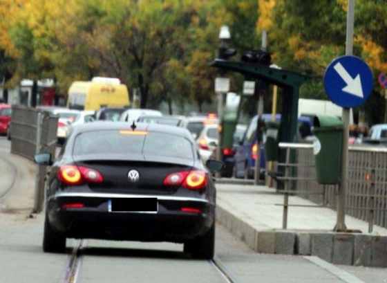 Atentie soferi! Cand ai voie sa mergi cu masina pe linia de tramvai