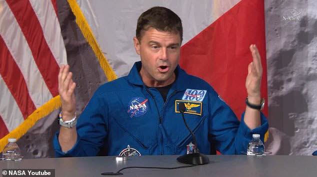 Ateul astronaut Reid Wiseman a început să plângă ca un copil când a văzut crucea la reîntoarcerea lui Artemis II: "Dumnezeule, iartă-mă!"