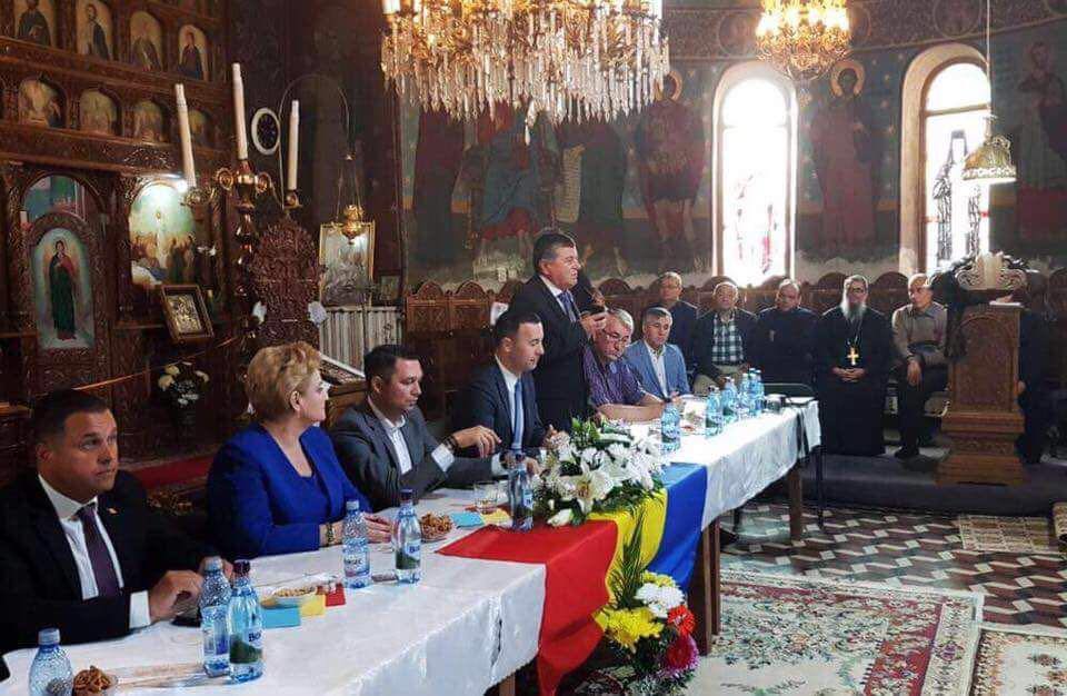Au intrat dracii in Biserică! Politicienii din Prahova au intins masa in fata Altarului si stau cu spatele la sfintele icoane si usi imparatesti