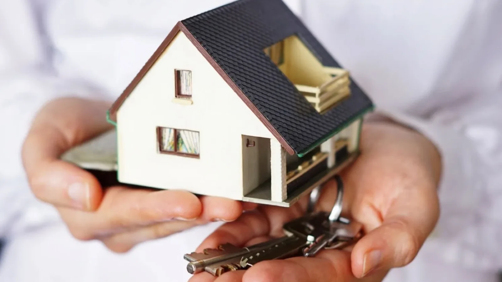 Austeritatea lui BoloJAF: Tot mai mulți români sunt gata să-și vândă locuința și să plece din țară
