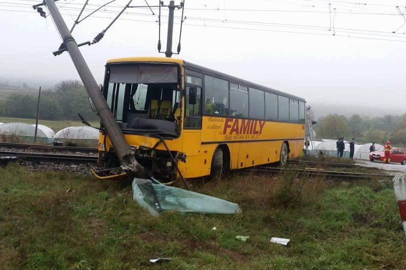 Autocar cu 26 de copii la bord, accident pe o cale ferată din Suceava