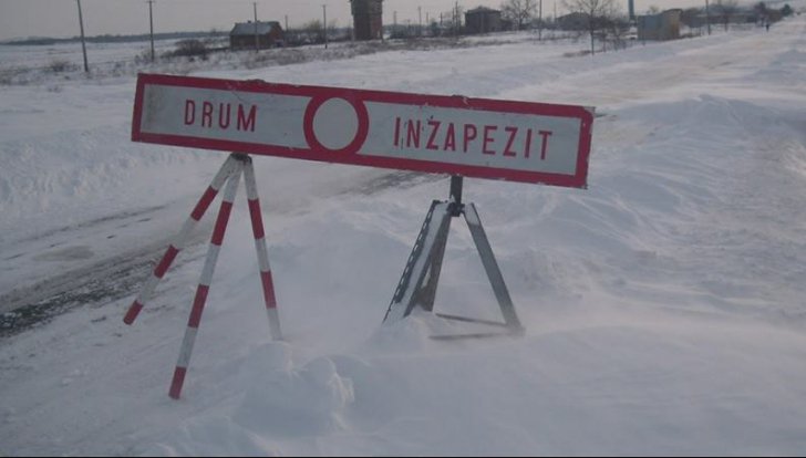 Autocar cu 46 de copii, blocat la Păltiniş din cauza zăpezii