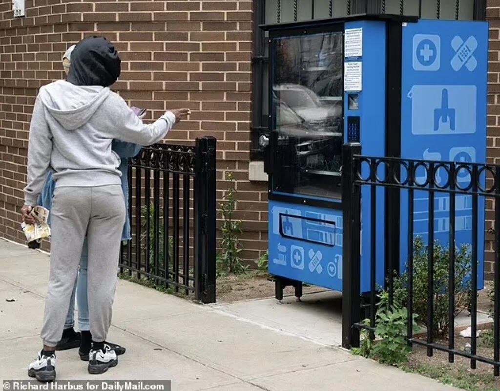 Automatul de "sănătate publică" din New York care oferea gratuit accesorii pentru droguri și Narcan a fost golit în 24 de ore