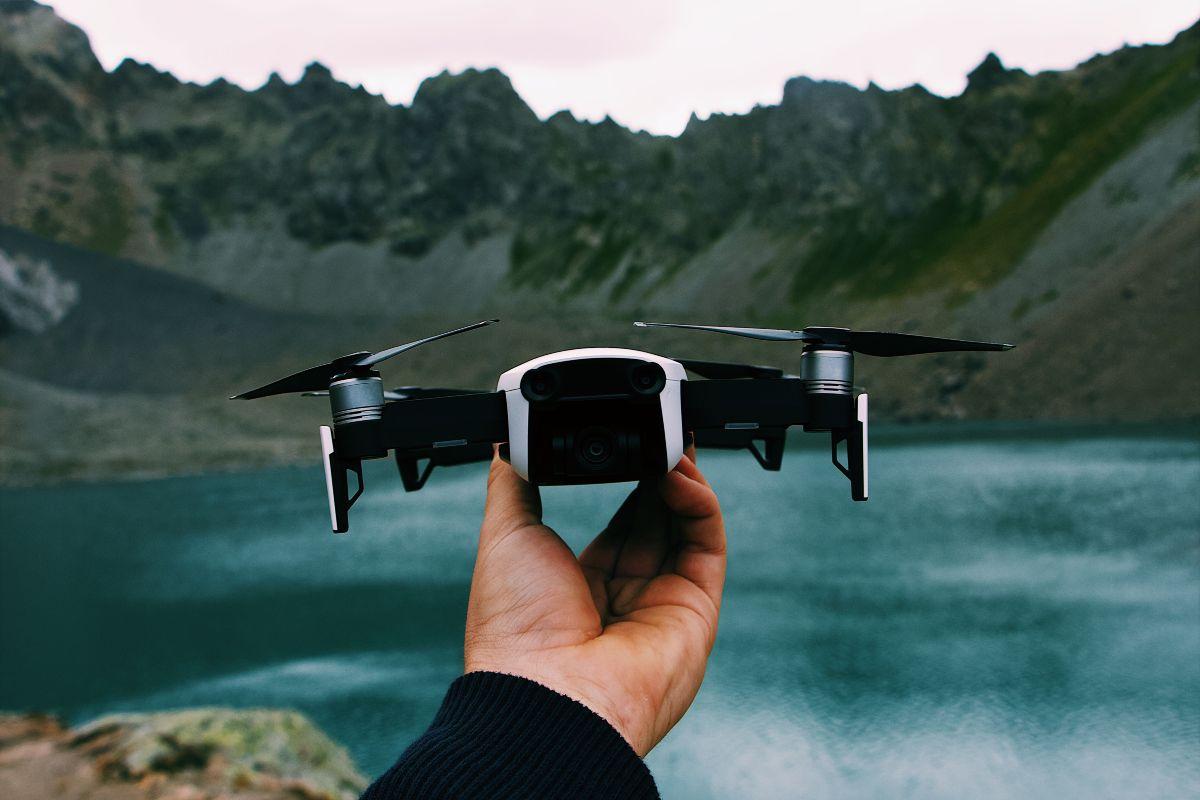Autonomia și stabilizarea dronei cu cameră 4K: ce nu verifici înainte să cumperi și de ce contează
