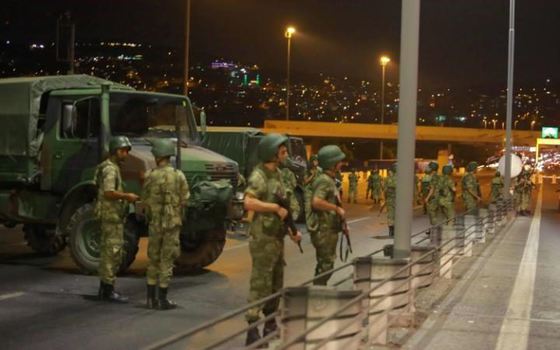 Autorităţile din Turcia continuă epurările: Peste 200 de soldaţi suspecţi de legături cu clericul Gulen, reţinuţi