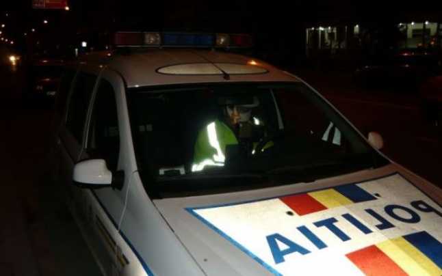 Autoturism urmărit de echipaje de poliţie pe străzile din Târgu Jiu. Maşina s-a oprit într-un gard