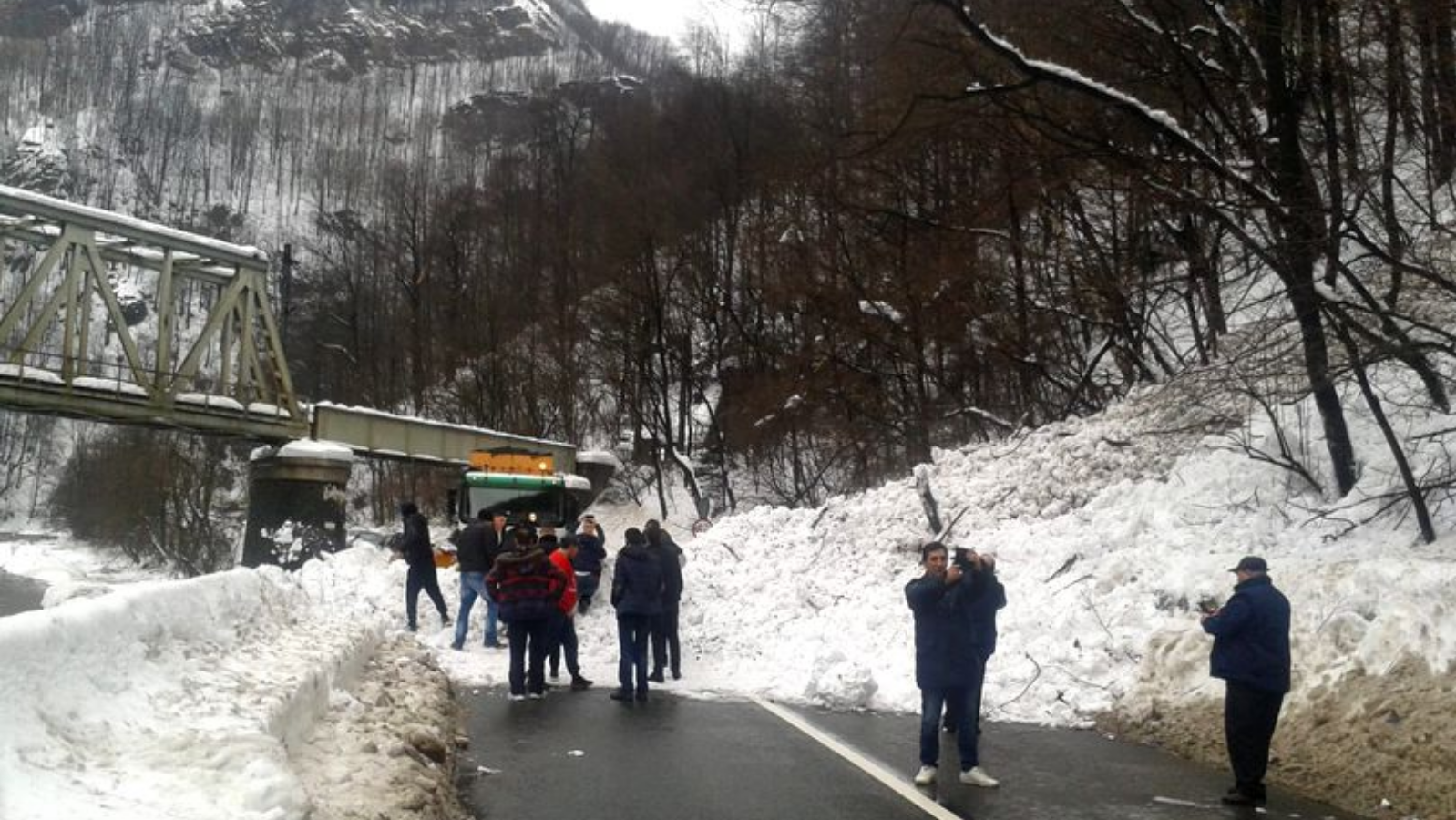 Avalanșă de proporții în județul Hunedoara. Traficul pe un drum național a fost închis din cauza zăpezii