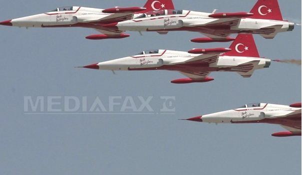 Avioane militare turce încearcă să oprească două nave care se îndreaptă spre Grecia
