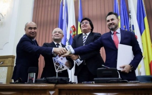 Avocat: Alianta Vestului e ilegala. Patru papagali s-au pozat calcand in picioare Constitutia Romaniei