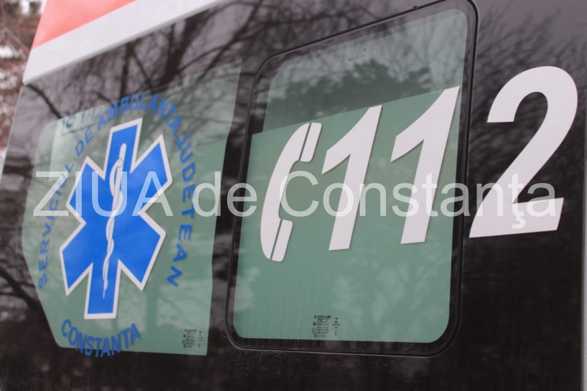 Bărbat ajuns în stare gravă la spital: S-a înjunghiat în abdomen în timp ce încerca să taie un porc