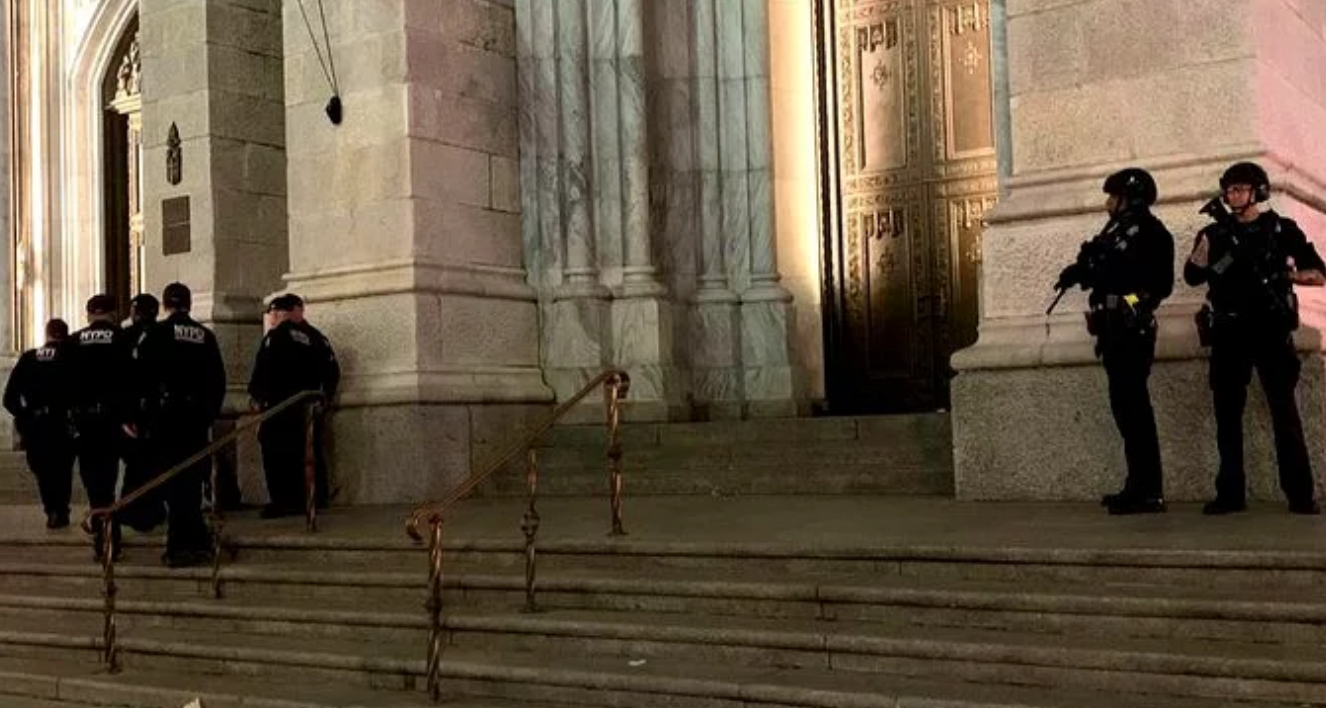 Bărbat arestat la New York, după ce a intrat într-o catedrală cu două bidoane cu benzină