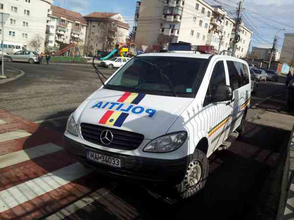 Bărbat deghizat în preot, reținut de polițiști pentru inselaciune