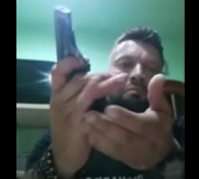 Bărbat filmat în timp ce se droghează și îl amenință cu un pistol pe șeful Poliției Dâmbovița: 