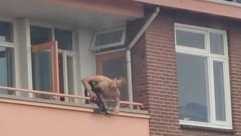 Bărbat fotografiat în timp ce trage cu arbaleta în trecători, de la balcon. Două persoane au murit