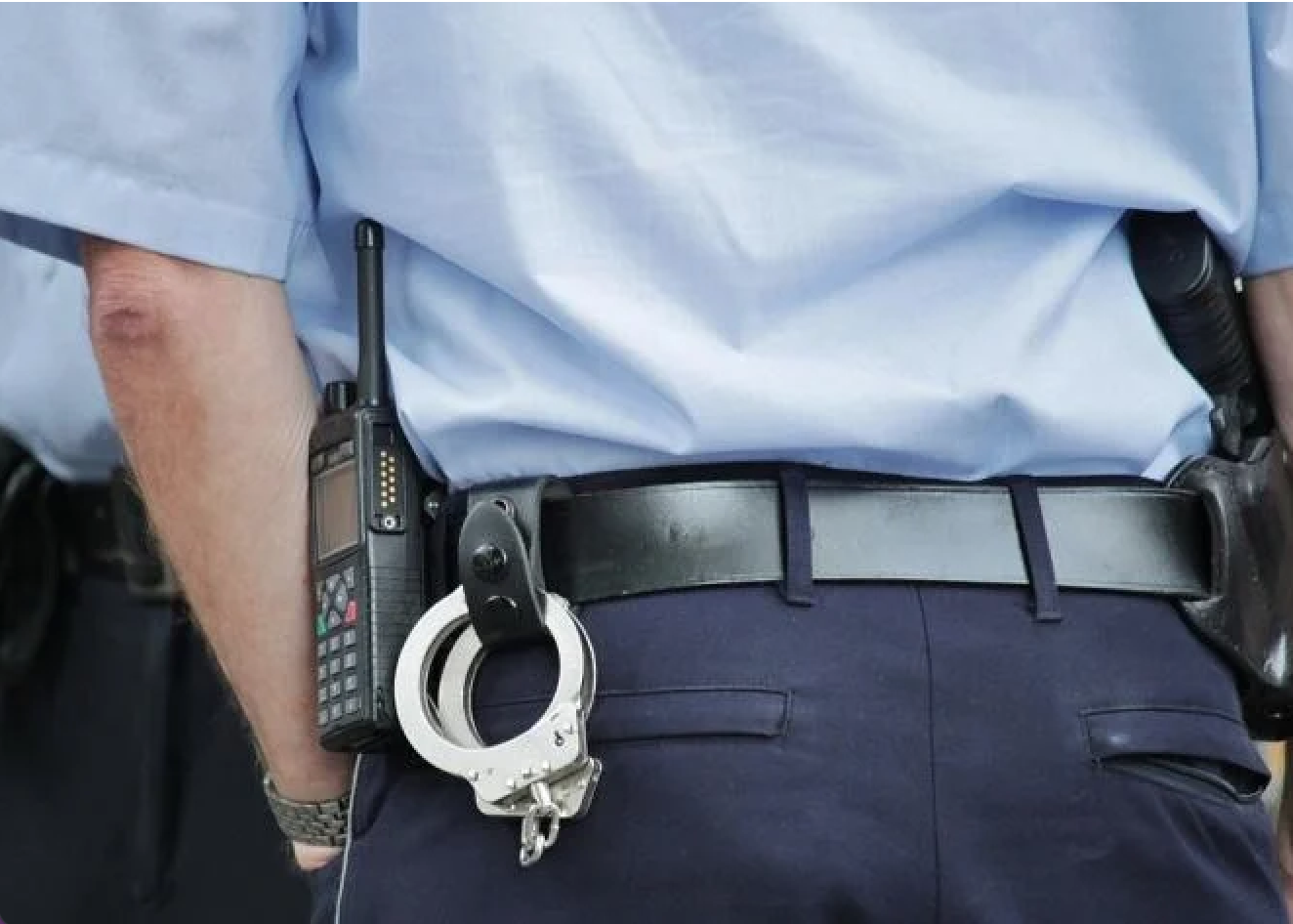 Bărbat reţinut după ce a dat mită 200 de euro unui polițist