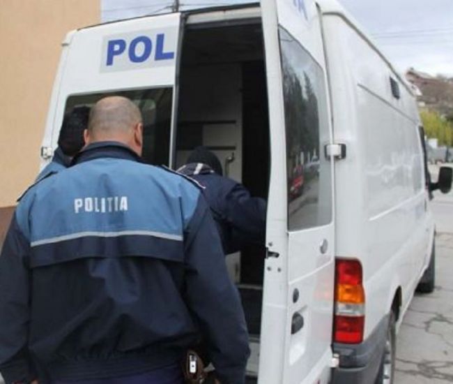 Bărbatul care a agresat sexual o fetiță de 11 ani, pe mâna polițiștilor